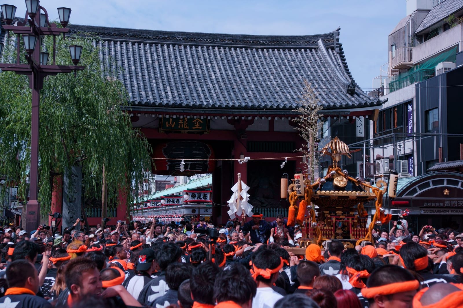 Multitud en un festival de mikoshi en Japón