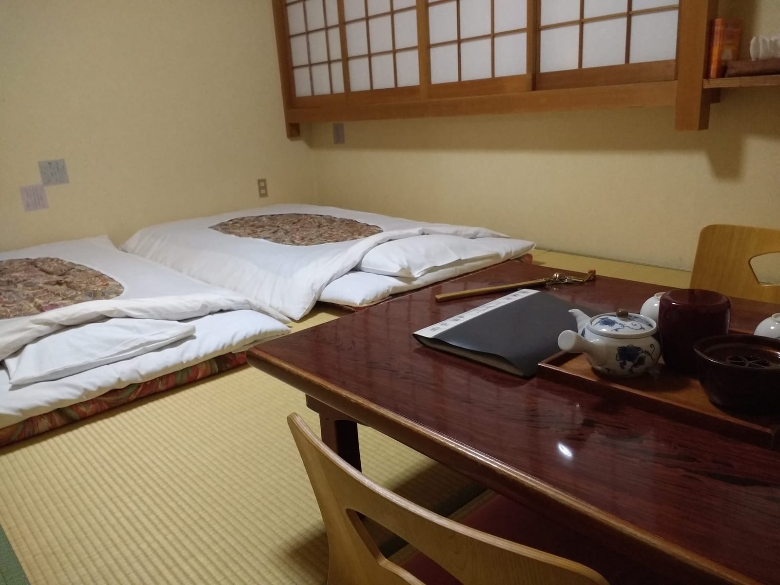 Habitación de ryokan con tatami y futón