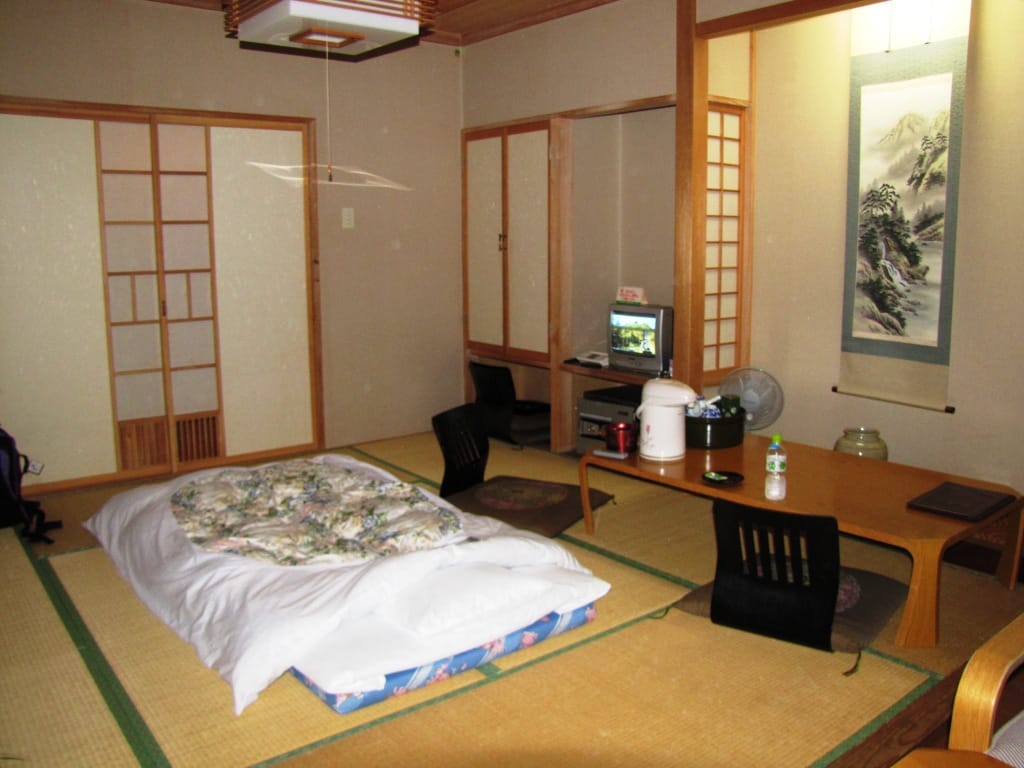 Habitación de ryokan con tatami y futón