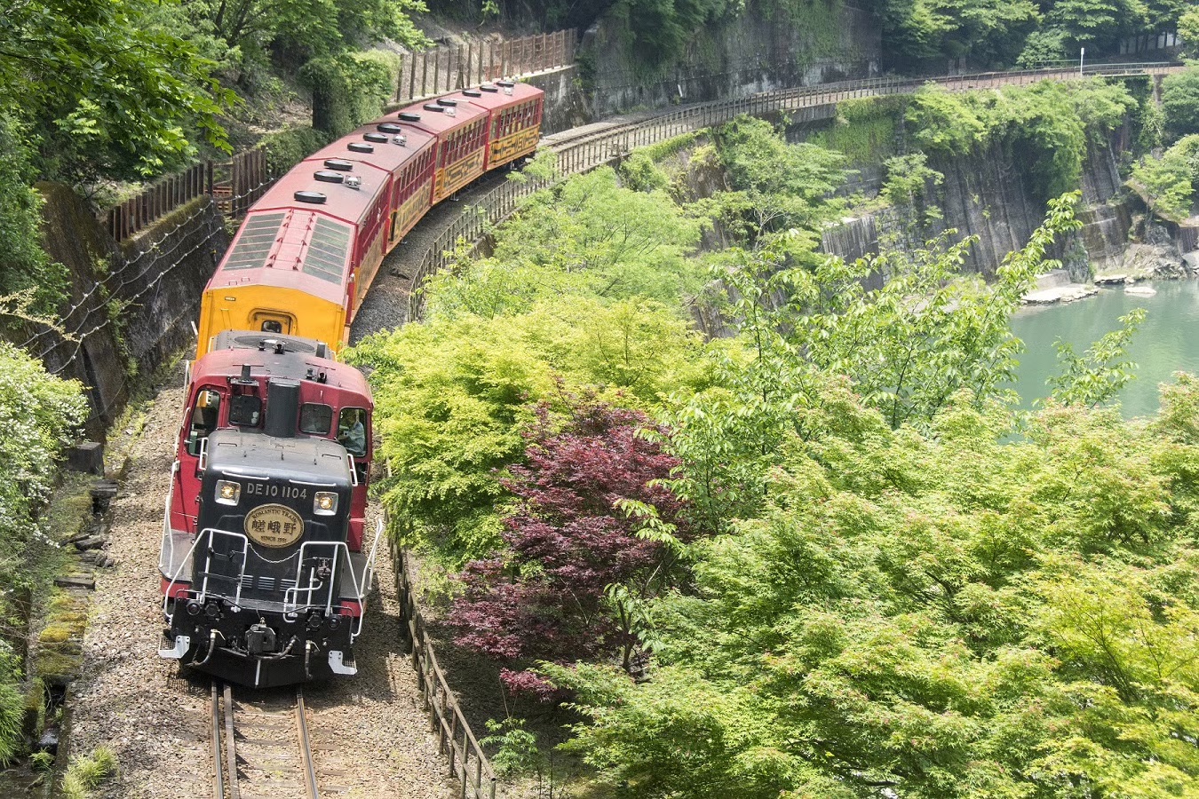 KYOTO Sightseeing “OKOSHI” Bus（SW）Sagano Romantic Train and Hozugawa River Boat Ride★With English・Chinese・Korean audio guide★(1-person Guaranteed)