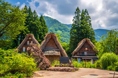 From Osaka: Shirakawa-go & Kanazawa Bus Day Tour with Round-Trip Shinkansen Tickets (Lunch Not Included)
