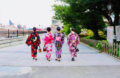 Tokyo・Asakusa Kaga Rental Kimono dengan Penataan Rambut — 2