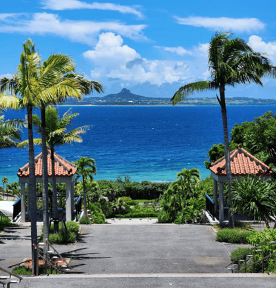 Klassische Nord-Okinawa Tagestour ab Naha: Cape Manzamo, Kouri Island, Okinawa Churaumi Aquarium & American Village — 3