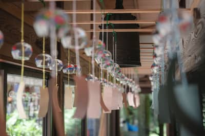 Okoshi Bus (ทัวร์รถบัสพรีเมียม) (TL) พร้อมไกด์บนรถบัสภาษาจีนและภาษาอังกฤษ การเดินทางสไตล์ Immersive สัมผัสสายลมและแสงไฟหลบคลายร้อน ~เทศกาลกระดิ่งลมแห่ง Oku-Kyoto และศิลปะแห่งแสงของ teamLab~ — 4