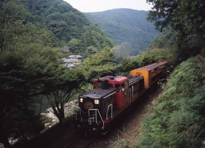 京都觀光“OKOSHI”巴士（SW）嵐山深度遊・嵯峨野觀光小火車+保津川遊船之旅★含中・英・韓語音導覽★ — 9