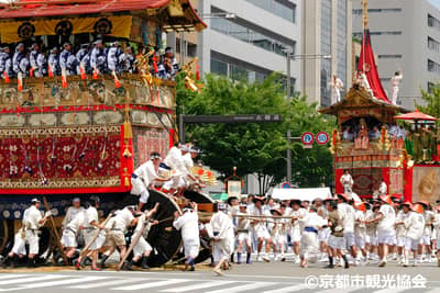 Sièges payants pour la procession du Yamaboko du Gion Matsuri de Kyoto