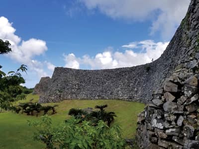 Bus touristique régulier d'Okinawa : Circuit île de Kouri, ruines du château de Nakijin, Churaumi (départ de Naha) — 5