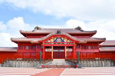 Okinawa Sightseeing Bus: Shuri Castle & Okinawa World from Naha